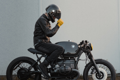 motard avec casque