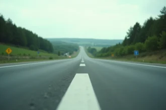 Section d'autoroute gratuite en France traversant une campagne verdoyante sans péage visible à l'horizon