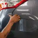 Enlever les rayures sur le plastique du pare-chocs d’une voiture