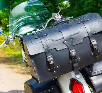 Équiper sa moto : guide des accessoires essentiels pour les longs trajets