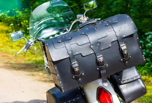 Équiper sa moto : guide des accessoires essentiels pour les longs trajets