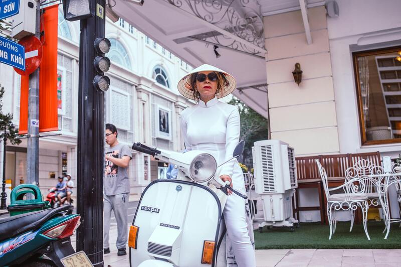 femme avec un scooter