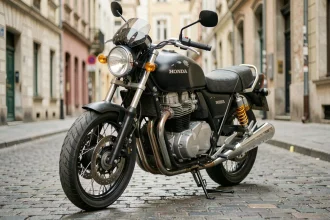 Honda CB900 garée en ville lors d'un essai longue durée, vue 3/4 avant sur pavés urbains