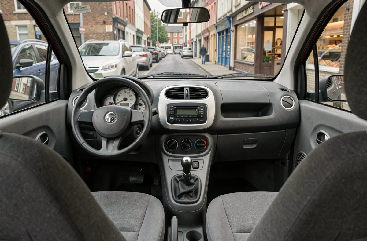 Intérieur minimaliste d'une voiture sans permis à essence avec tableau de bord et sièges en tissu gris