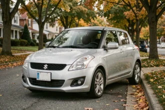 Suzuki Swift 1.3 DDiS garée dans une rue résidentielle en automne, vue trois quarts avant