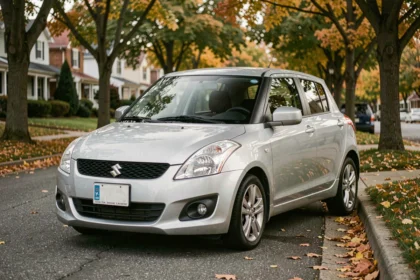Suzuki Swift 1.3 DDiS garée dans une rue résidentielle en automne, vue trois quarts avant