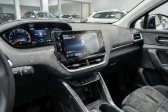 Tableau de bord numérique d'un Peugeot 3008 phase 2 d'occasion avec écran tactile central et combiné d'instruments, traces d'usure visibles