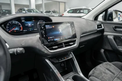 Tableau de bord numérique d'un Peugeot 3008 phase 2 d'occasion avec écran tactile central et combiné d'instruments, traces d'usure visibles
