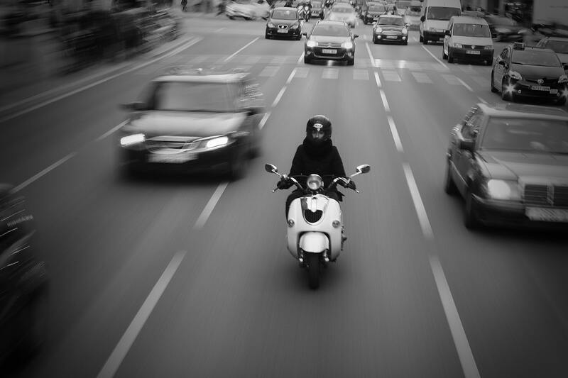un scooter en circulation